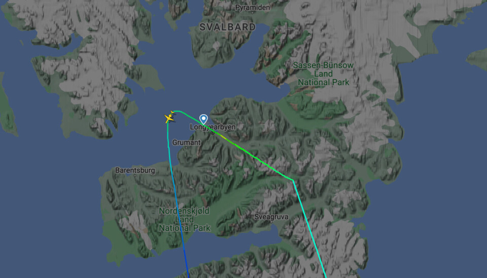 Etter å ha prøvd å lande ble det klart at forholdene gjorde det for vanskelig å lande ved Svalbard Lufthavn Longyear. Etter å ha prøvd å lande ble det klart at forholdene gjorde det for vanskelig å lande ved Svalbard Lufthavn Longyear.