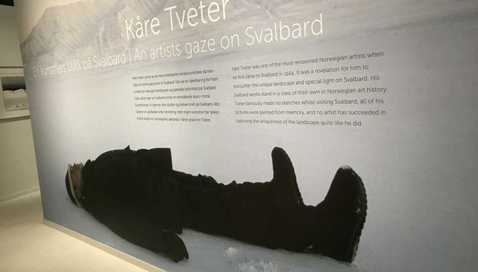 Fotografiet av Kåre Tveter som lager snøengel på Svalbard introduserer gallerigjestene til Kåre Tveter-samlingen i galleri Nordover.