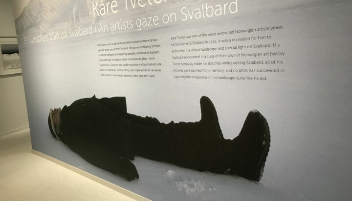 Fotografiet av Kåre Tveter som lager snøengel på Svalbard introduserer gallerigjestene til Kåre Tveter-samlingen i galleri Nordover som åpner søndag. – Det er viktig å presentere gjestene for Tveter, sier gallerisjef Tom Warner. De første oppslagene innenfor galleridørene forteller om kunstneren fra Sør-Odal som ville skildre Svalbard-lyset. Han tok ikke skisser under sine besøk og malte motivene hjemme.