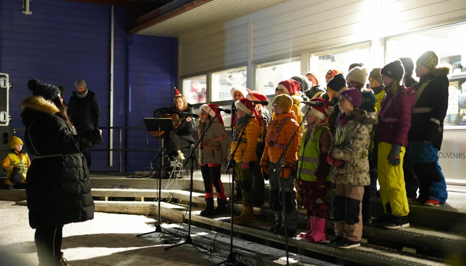 Sang: 4. trinn ved Longyearbyen sang søndag 27.november julen inn, for å markere at det var første søndag i advent.