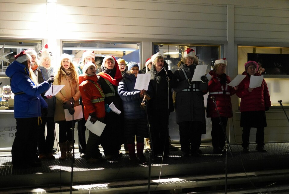 Tundradundrene sang mens små og store gikk rundt juletreet på Torget.