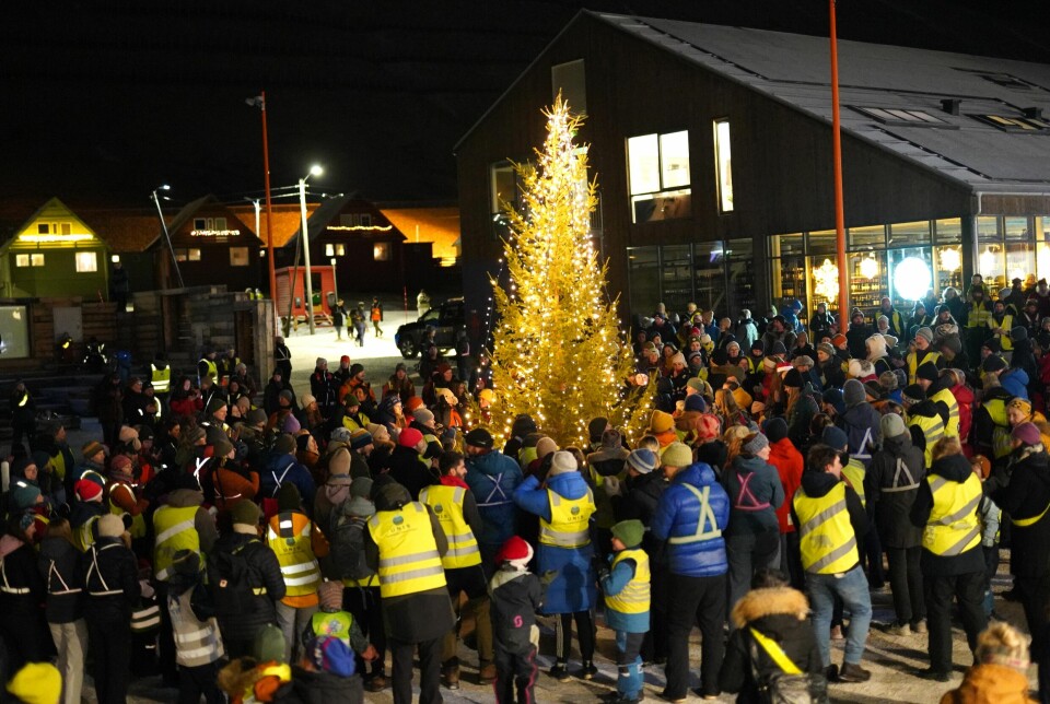 Tent: Julegrantreet på torget ble tent i år også, til stor jubel blant barna og de andre oppmøtte.