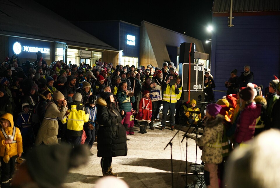 Store deler av Longyearbyen hadde tatt turen til torget for å delta på markeringen og høre 4. trinn synge julen inn.
