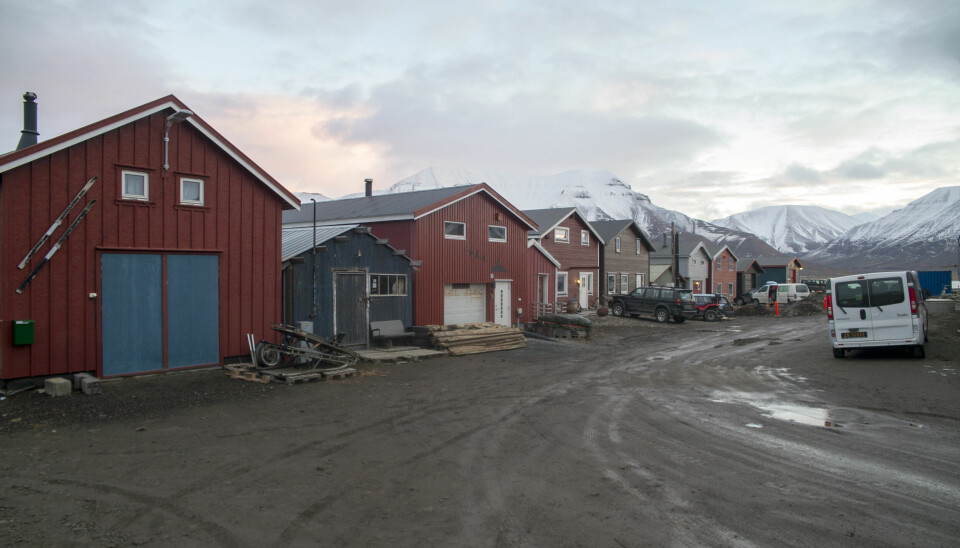 Varsler opprydding: Longyearbyen lokalstyre (LL) har forsøkt å rydde opp i ulovlig bruk av naust til bolig i mange år. Nå varsles en ny offensiv.
