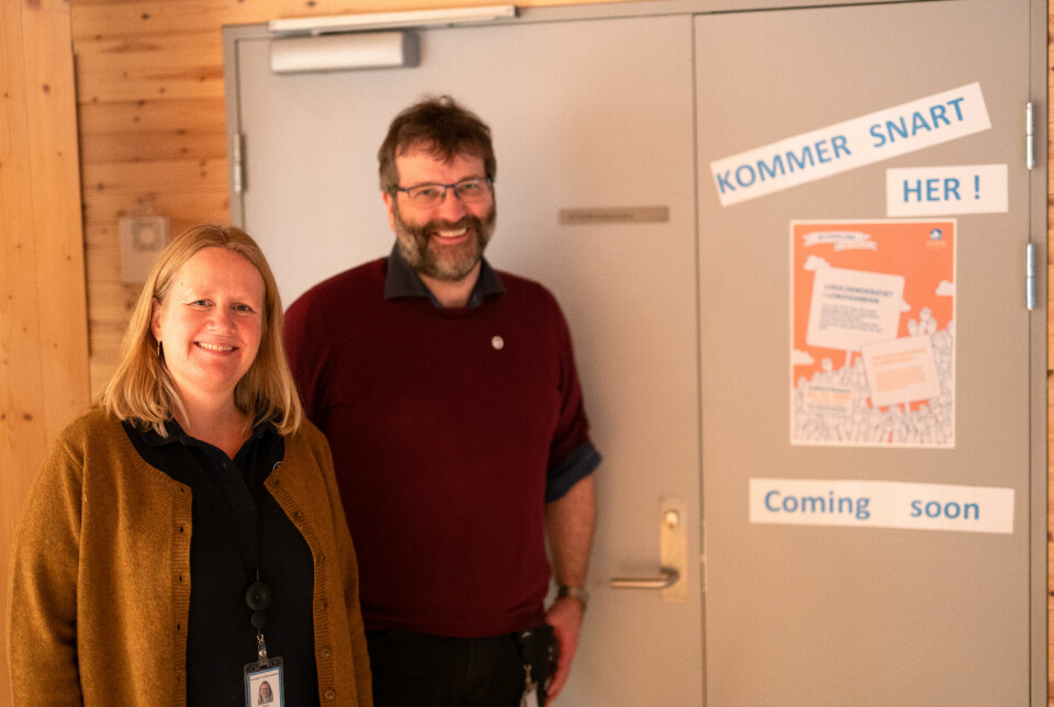 Formidlingsleder Sigrun Selboe og direktør Eystein Markusson ved Svalbard Museum mener den nye utstillingen vil være et viktig bidrag for å kunne kjenne til nærhistorien til Longyearbyen.
