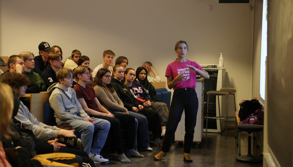 Kickoff: Prosjektleder i Ungt Entreprenørskap Troms og Finnmark, Tina Louise Myreng, gleder seg til å se hva elevene får til med prosjektet «Livet etter kullet». Her gir hun ungdomskoleelevene en innføring i konseptet elevbedrift.