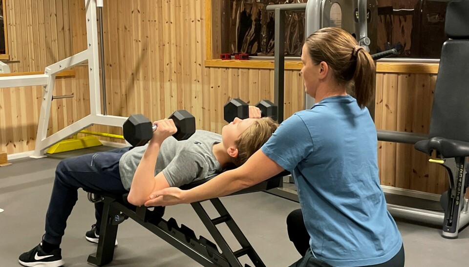 Veiledes: Fysioterapeut Solveig Skjelbreidalen holder «Trygg trening» for yngre ungdom. Her får sønnen Storm veiledning i brystpress.
