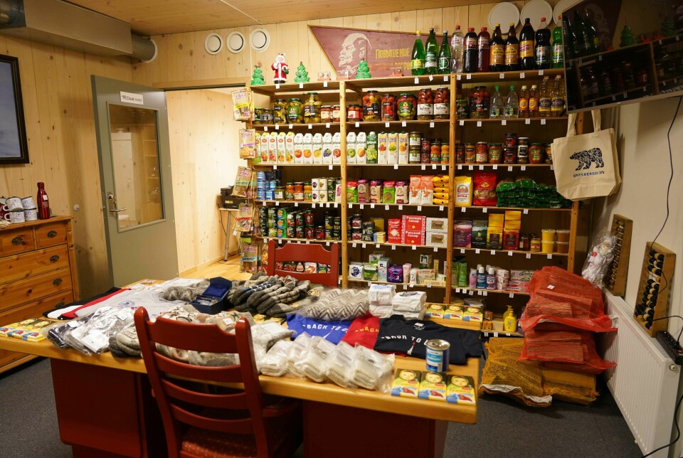 Inne i lokalene til Russki Dom har nå den lille matbutikken «Pyramiden 1931» åpnet.