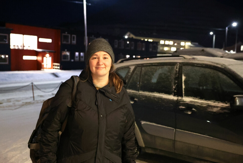 Amerikanske Sara Mollie Cohen som jobber ved UNIS er avhengig av å kunne kjøre bil og andre fremkomstmidler i jobben sin, men inntil videre blir det kun jobbing fra kontoret for hennes amerikanske førerkortet er ikke gyldig.