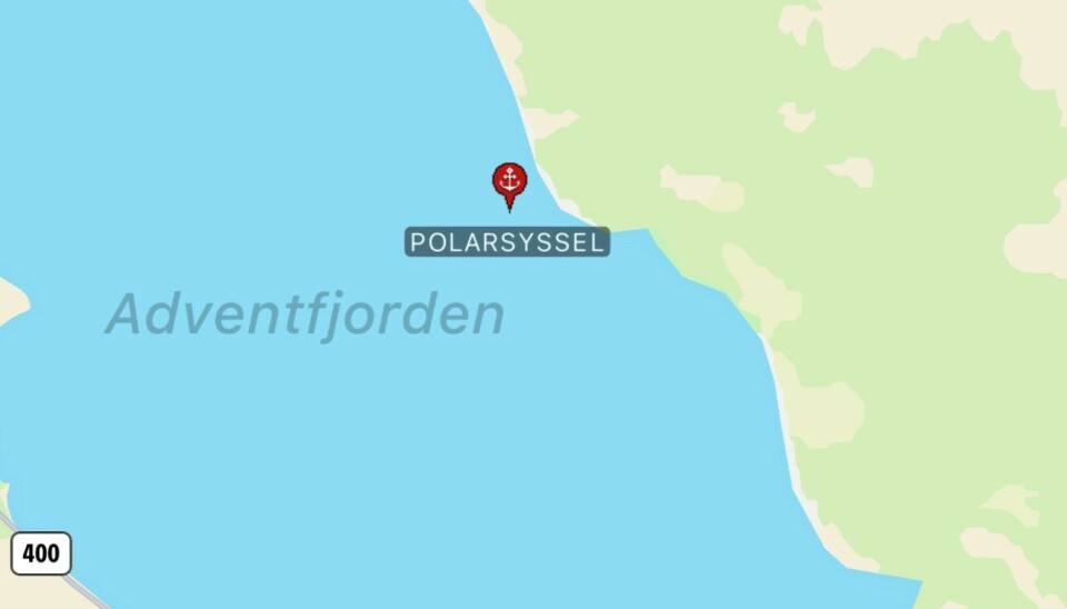 Polarsyssel ligger utenfor Hiorthhamn for å observere de to isbjørnene. Polarsyssel ligger utenfor Hiorthhamn for å observere de to isbjørnene.