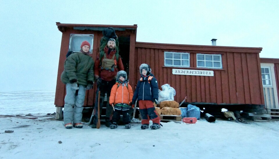 Familien under et hytteopphold på Svalbard.