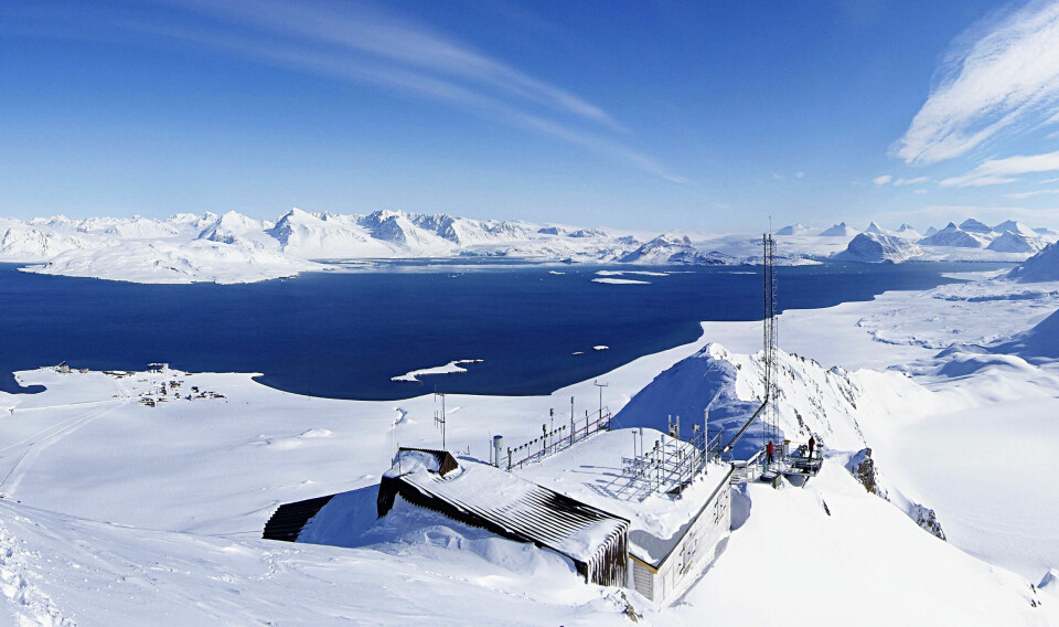 Nye resultater viser at mikroplast spres over store områder, og også kan havne i uberørt natur. Her ved Zeppelinobservatoriet på Svalbard ble mikroplast funnet i luft- og nedbørsprøver.