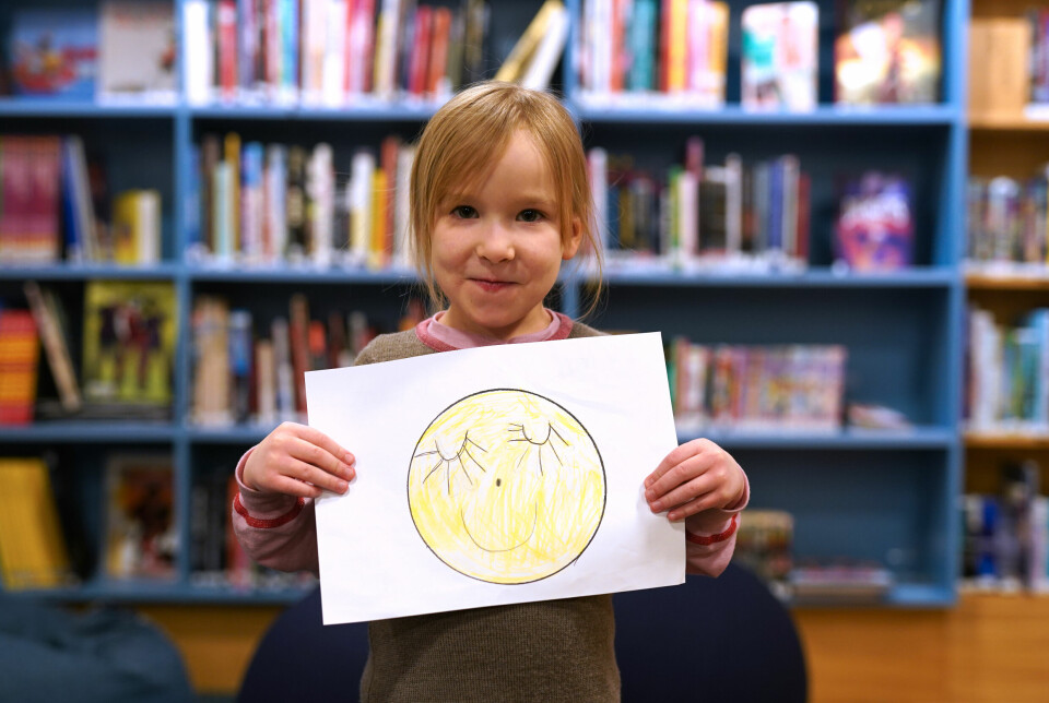 Sunniva Lumituuli Pesiö Martinussen (6) er tegneren av årets solfesttegning, som ifølge solfestkomitéen bare smilte til dem fra bunken.