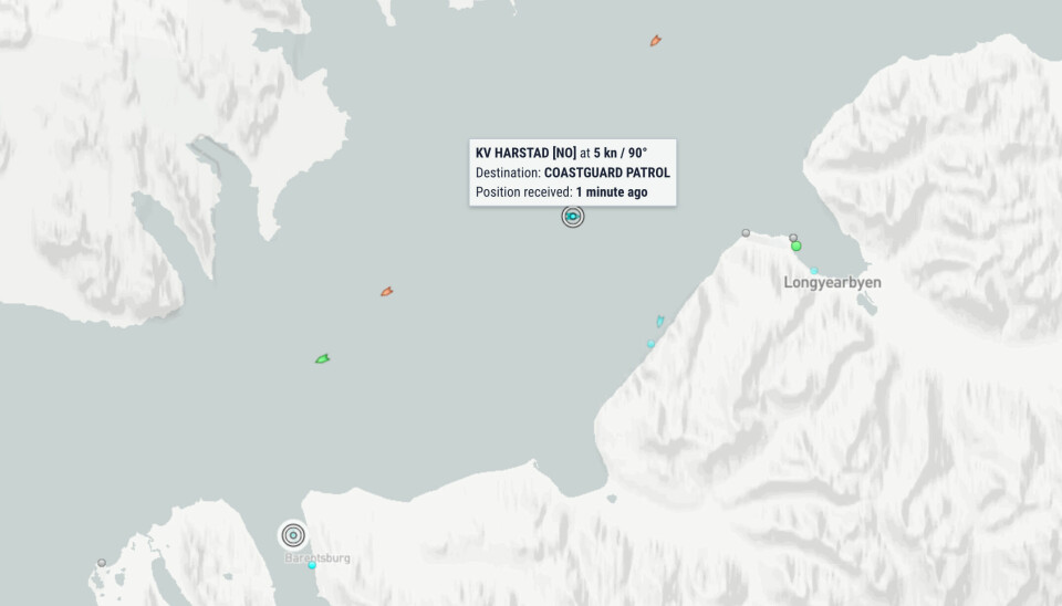 KV «Harstad» lå en god stund ute i fjorden mellom de to båtene Melkart 4 og Melkart 5. Trålerne er de to oransje båtene på dette AIS-kartet fra Marine Traffic.