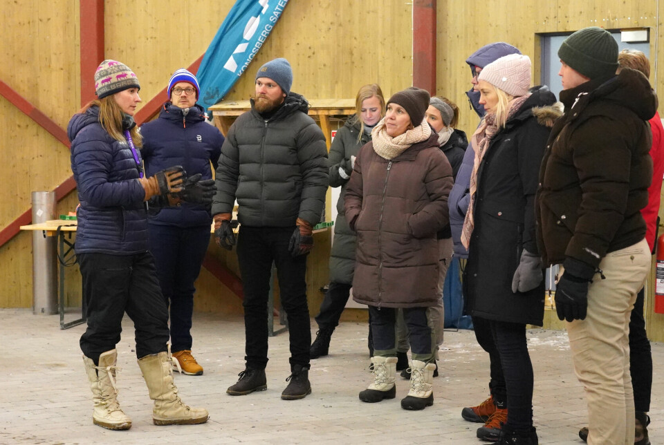Arbeiderpartiet og Senterpartiets representanter fra Stortingets næringskomité har denne uken besøkt Longyearbyen. En av flere stopp var oppe bakkestasjonen til KSat oppe på Platåfjellet. Her fikk gjengen omvisning av Svalsats stasjonssjef Maja-Stina Ekstedt.
