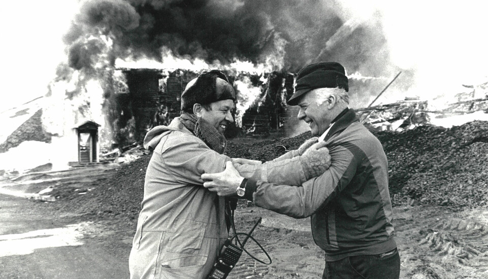 Kjell Onarheim var brannsjef i Longyearbyen. I juni 1985 satte han fyr på Sverdrupbyen. Kåre «Gass» Kristensen var en av veteranene som hadde hatt sin heim i brakkebyen.