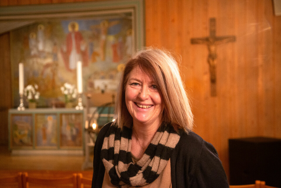Helga Fykse er diakonarbeider og bestyrer i Svalbard kirke, og trives godt i møte med mennesker.