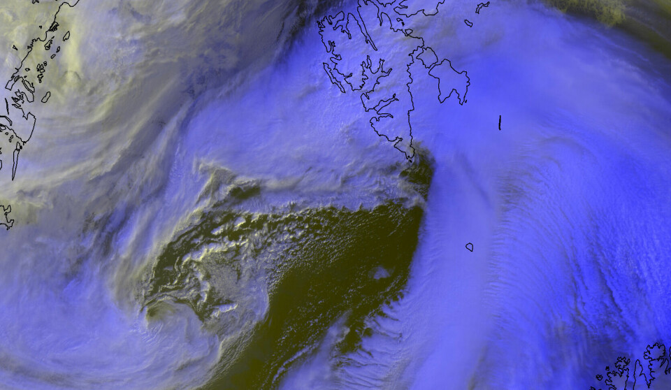 Satelittbilde av værsituasjonen rundt Svalbard onsdag formiddag.