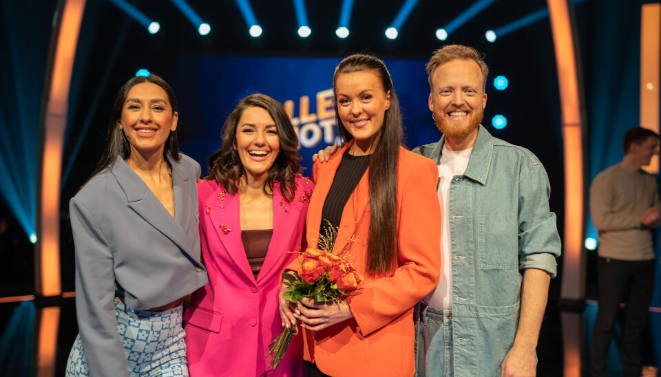 Marie Husøy stakk av med seieren og 60.000 kroner under lørdagens sending av Alle mot 1. Her sammen med programlederne Selma Ibrahim, Selda Ekiz og Thomas Engeset. Marie Husøy stakk av med seieren og 60.000 kroner under lørdagens sending av Alle mot 1. Her sammen med programlederne Selma Ibrahim, Selda Ekiz og Thomas Engeset.
