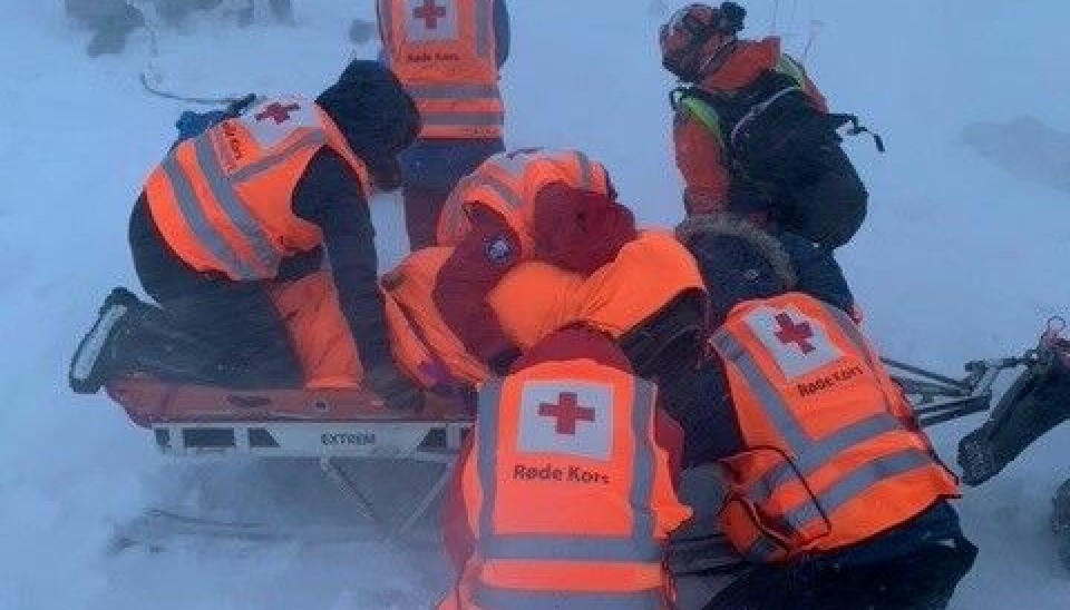Frivillige fra Longyearbyen Røde Kors Hjelpekorps og Norske Redningshunder Svalbard var på skredøvelse sammen med mannskap fra Sysselmesteren og SAR-helikopteret lørdag formiddag.