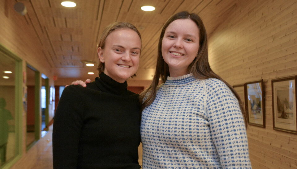 Unis-studentene Vilde Rornes (22) og Bettina Knudsen (25) ble ikke overrasket da Longyearbyen ble kåret til Norges beste studentby.