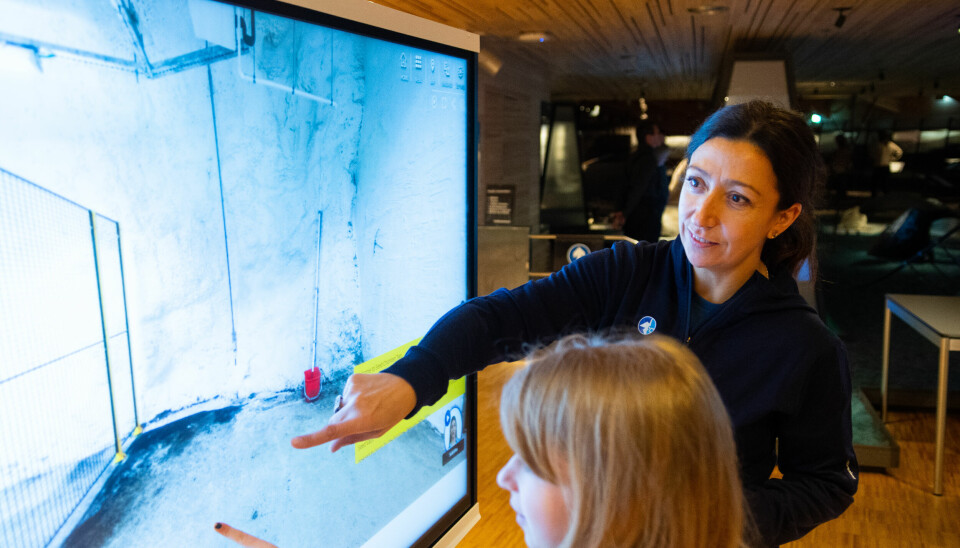 Hannah Bisset er kommunikasjonssjef i Global Crop Diversity Trust og ansvarlig for den virtuelle modellen av hvelvet. Søndag viste hun fram programmet på Svalbard museum.