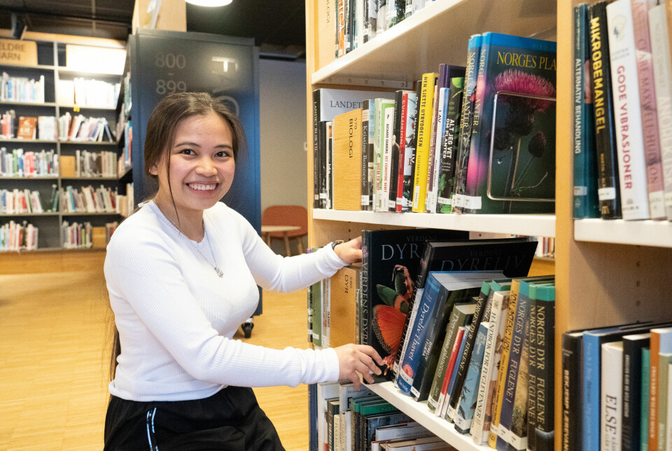 18 år gamle Rhea Mae B. Epogon har i en susende fart lært seg å både snakke og skrive norsk. Mens hun stadig øver på å bli bedre, henter hun ofte ut lesestoff fra biblioteket. Naturvitenskap er den seksjonen hun leser mest på i disse dager.