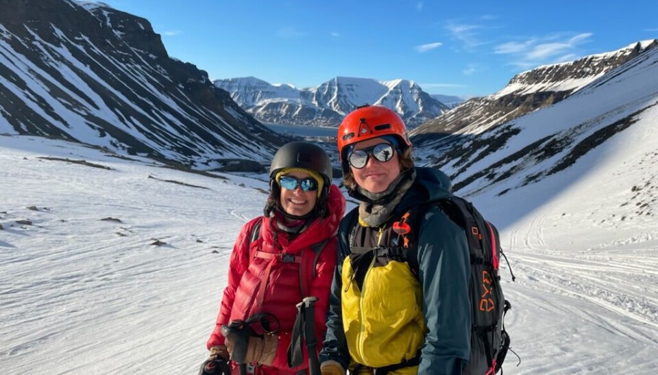 Elke Morgner (t.v.) og Charlotte Sandmo i Longyearbyen Røde Kors Hjelpekorps. Elke Morgner (t.v.) og Charlotte Sandmo i Longyearbyen Røde Kors Hjelpekorps.