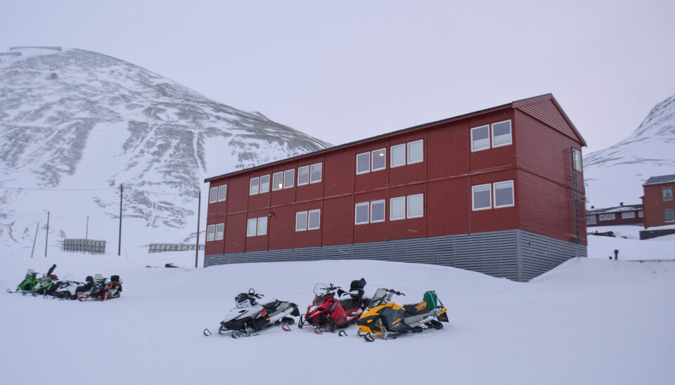 Fastlandselevene bor i Longyearbyen lokalstyres hybelbygg i Vei 220.