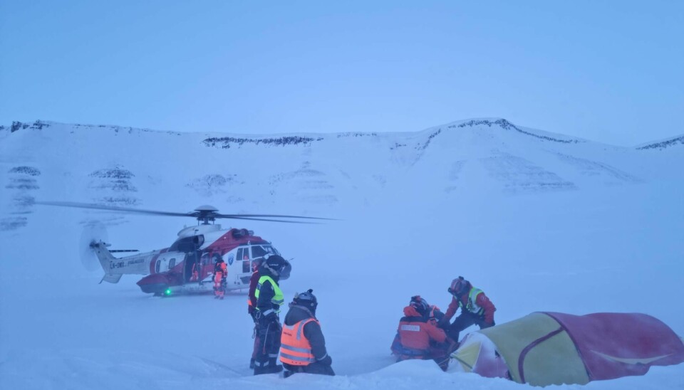 Klokken 06:31 på morgenen lørdag var hjelpemannskapene fra Sysselmesteren og Longyearbyen Røde Kors Hjelpekorps framme hos den polske skigåeren og fikk hentet han ned fra Rabotbreen.