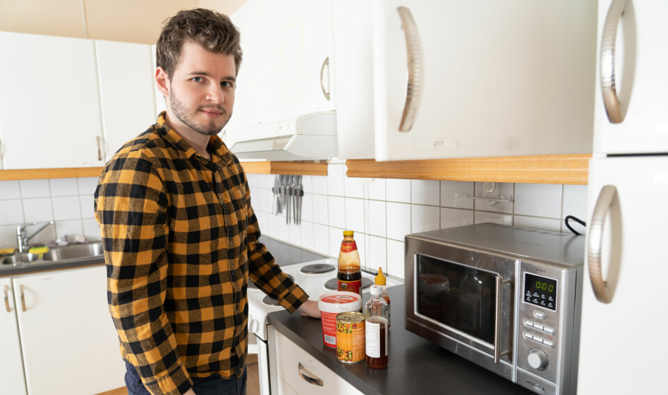 Mat: Tyske Jonas Märkle (27) har i flere år vært opptatt av å kaste så lite mat som mulig. Den tankegangen har han tatt med seg til Longyearbyen, og håper nå at flere vil være med på å kaste mindre mat.