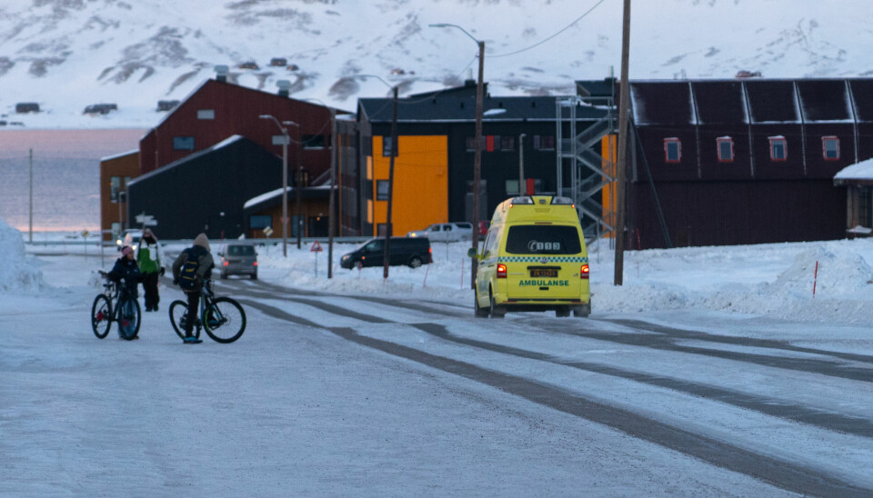 Ambulansen fraktet en av de involverte i ulykken fra flyplassen og inn til sykehuset i Longyearbyen.