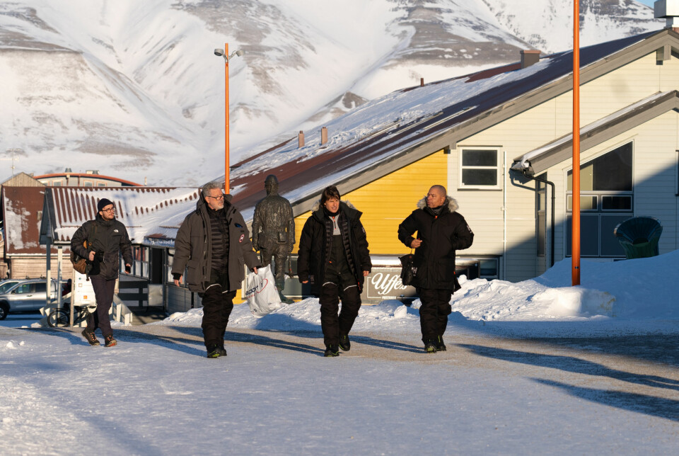 Skuespiller Tom Cruise var torsdag på spasertur i Longyearbyen. Skuespilleren er på Svalbard i forbindelse med innspillingen av ny Mission: Impossible-film. PolarX og TrueNorth Norway AS er produksjonsselskapene som står for filminnspillingen på Svalbard.