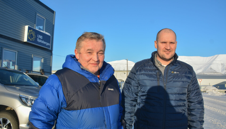 Administrerende direktør i LNS Spitsbergen, Frank Jakobsen, og avdelingssjef, Marius Larsen, mener det vil være uforsvarlig å ta inn flere lærlinger enn de har arbeid til.