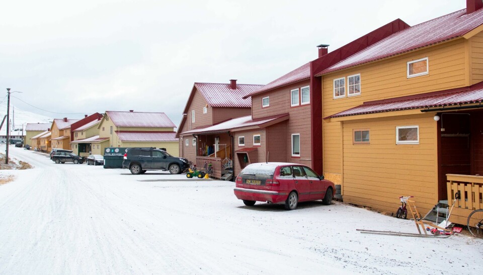 Hus i Longearbyen får nye, kvite vindauger medan dei gamle var malt i fargekodar.
