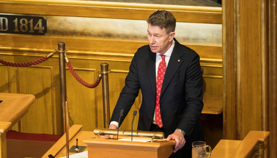 Olje- og energiminister Terje Aasland (Ap) informerte Stortinget om prosessen med energiomstilling i Longyearbyen i forrige uke. Departementet har nå bedt forskningsrådet utrede nytt forskningssenter.