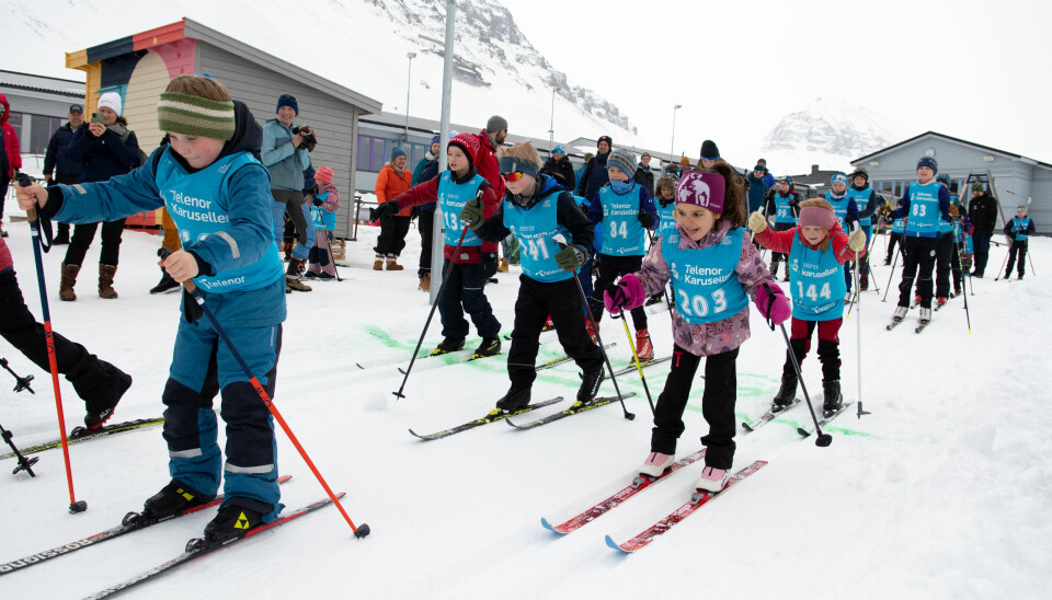 Barnas skifestival i skiløypa ved skolen dagen etter Svalbard skimaraton i fjor. Barnas utstyr fra den gangen er trolig for smått nå. Lørdag er det mulig å bytte utstyr i Svalbardhallen. Det er også en gyllen mulighet til å gjøre barna klar for Nedover.