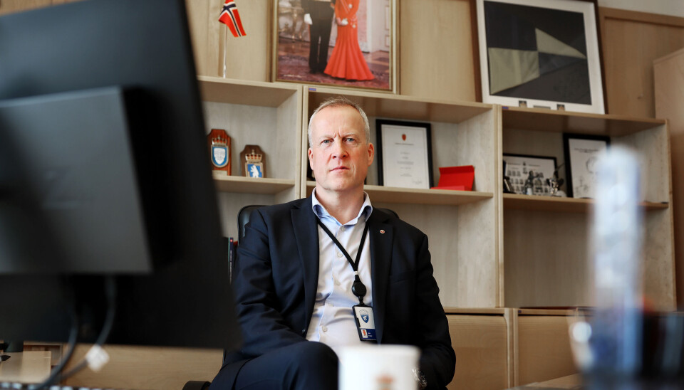 Sysselmester Lars Fause vet ikke årsaken til at ansettelsestiden hos dem er så kort, men mener at situasjonen nå har vært litt ekstrem. Sysselmester Lars Fause vet ikke årsaken til at ansettelsestiden hos dem er så kort, men mener at situasjonen nå har vært litt ekstrem.