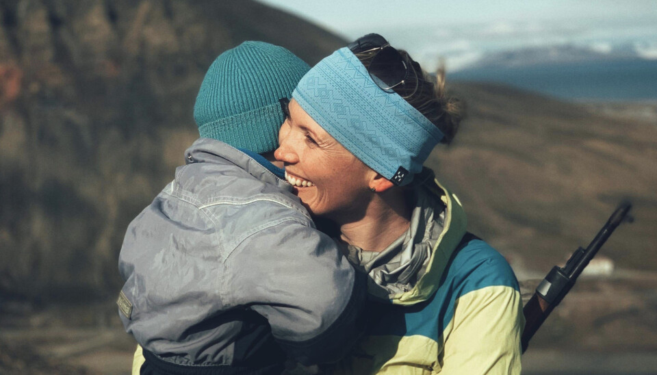Maria Philippa Rossi med en av sønnene. Familien vil gjerne bli i Longyearbyen, men boligsituasjonen kan føre familien tilbake til fastlandet. Maria Philippa Rossi med en av sønnene. Familien vil gjerne bli i Longyearbyen, men boligsituasjonen kan føre familien tilbake til fastlandet.