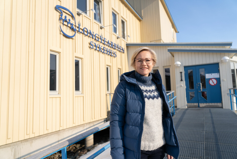 Helseminister Ingvild Kjerkol (Ap) besøkte Longyearbyen sykehus for å snakke med både representater for UNN, Helse Nord og de ansatte.