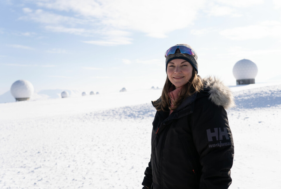 Flytter: Siden 2013 har Maja-Stina Ekstedts arbeidsplass vært midt blant antennene oppe på Platåberget. At hun til sommeren skal bytte ut den arktiske naturen med Hamars bymiljø, vil hun nesten ikke prate om.