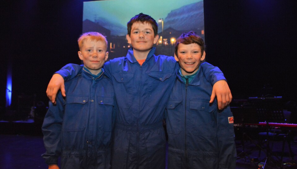 Magnus Brattland (11), Aksel Hervig (13) og Lev Shestov (11) innrømmer at de var litt nervøse før forestillingen, men synes det alt i alt ble ganske bra. Magnus Brattland (11), Aksel Hervig (13) og Lev Shestov (11) innrømmer at de var litt nervøse før forestillingen, men synes det alt i alt ble ganske bra.