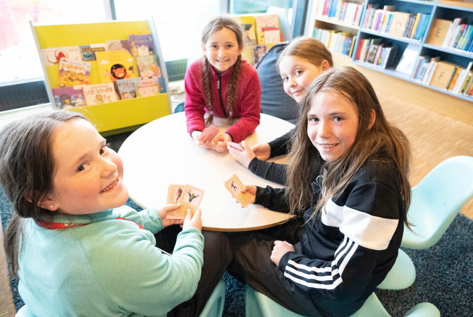 Fra venstre: Laya Wright, Rachel Robinson, Esme Jones og Amelia Evans var blant elevene som tok turen til Longyearbyen for å teste ut hvordan spill kan være med på å lære noen fag bedre.