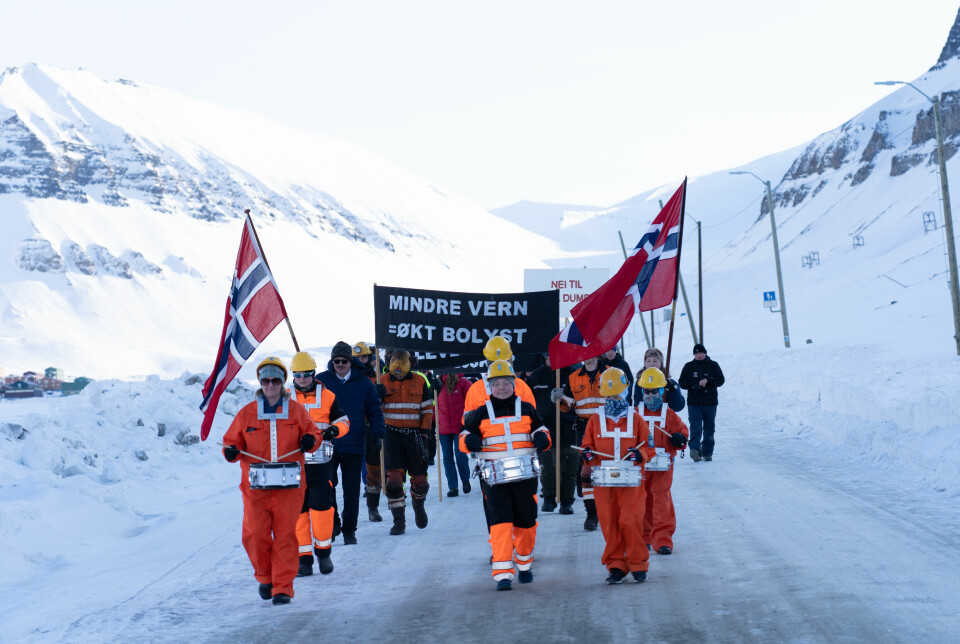 Trommeslagere i Svalbardur-uniformer leder an toget som gikk fra kirken, via minneplanketten til Store Norske, ned til gruvebusen på torget. Bak fulgte flere med paroler og flagg.