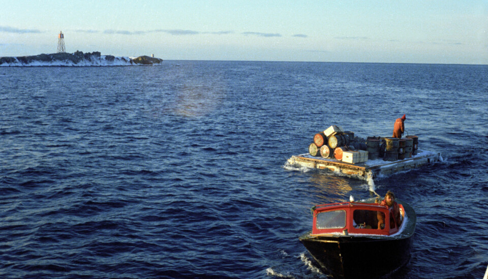 Transport av tønner inn til Isfjord radio.