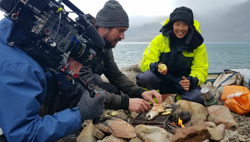 I første episode av National Geographic sin nyeste serie, «Restaurants at the End of the World», får kjøkkensjef ved Isfjord Radio, Rogier Jansen, besøk av den amerikanske kjøkkensjefen Kristen Kish.