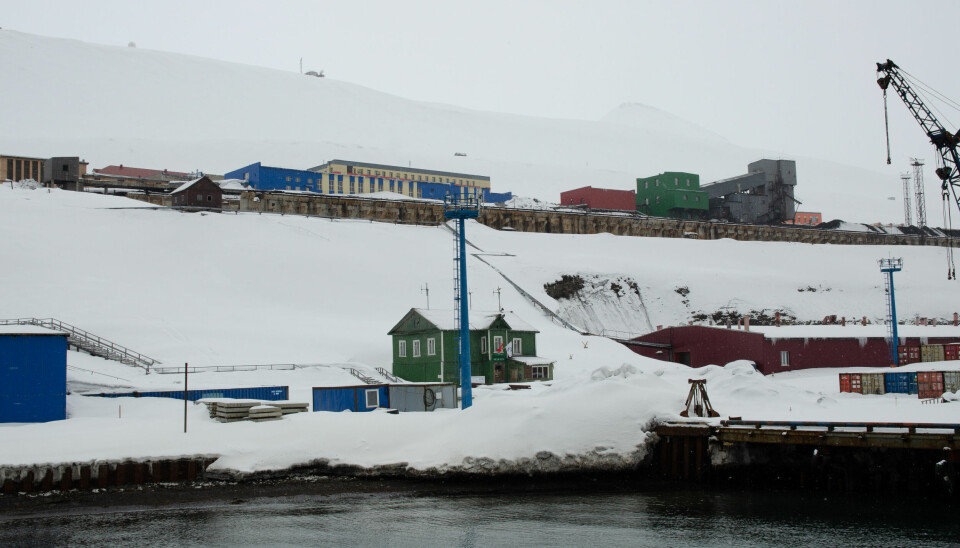 Hamna i Barentsburg treng jamleg vedlikehald for å sikre trygg innkomst for båtar.