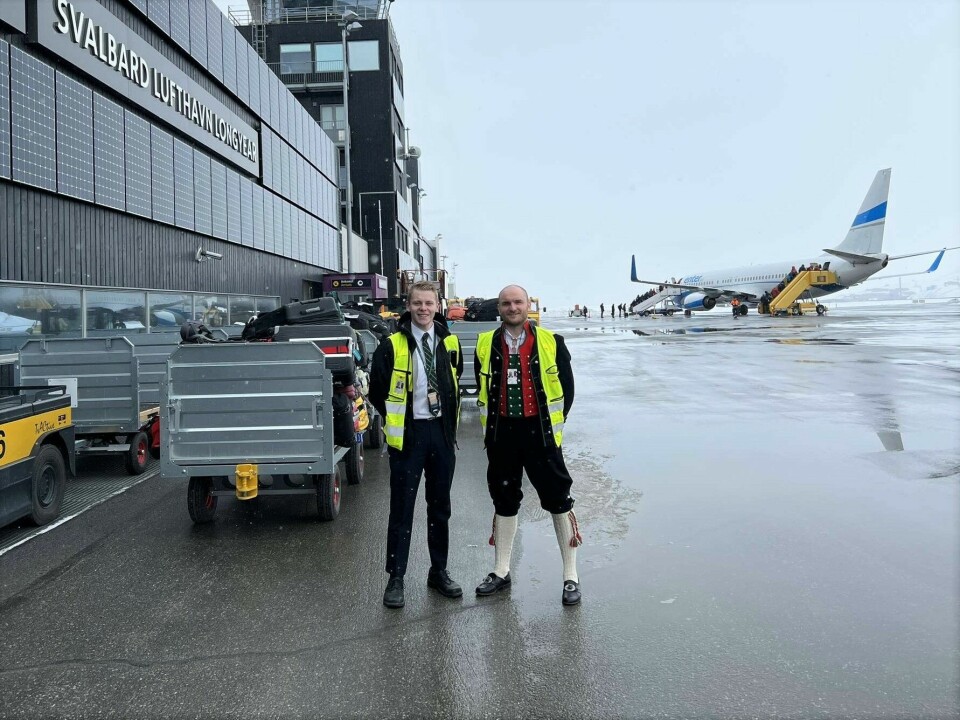 Joachim Buerskog og Torbjørn Stuart Staff i Widerøe Ground Handling holder fortet på Svalbard Lufthavn når vi andre går i tog.