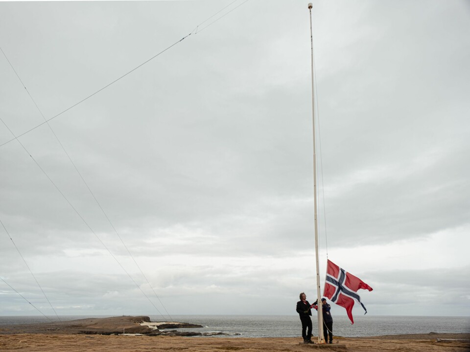 Flagget heises på Bjørnøya på 17. mai.