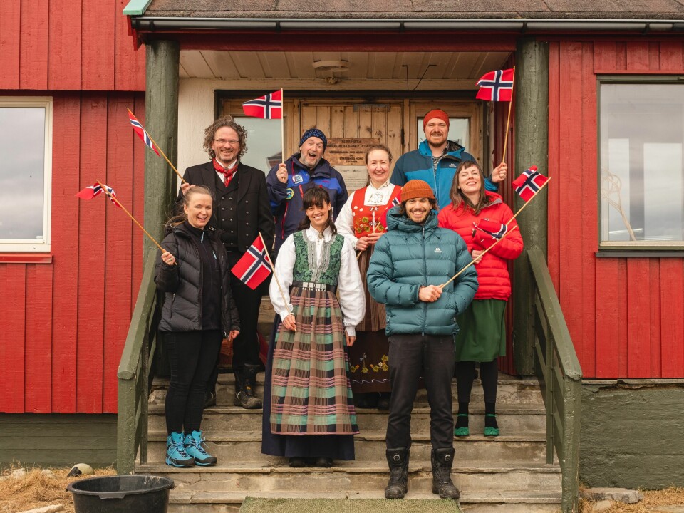 Gjengen på Bjørnøya har fått på finstasen for anledningen 17. mai.
